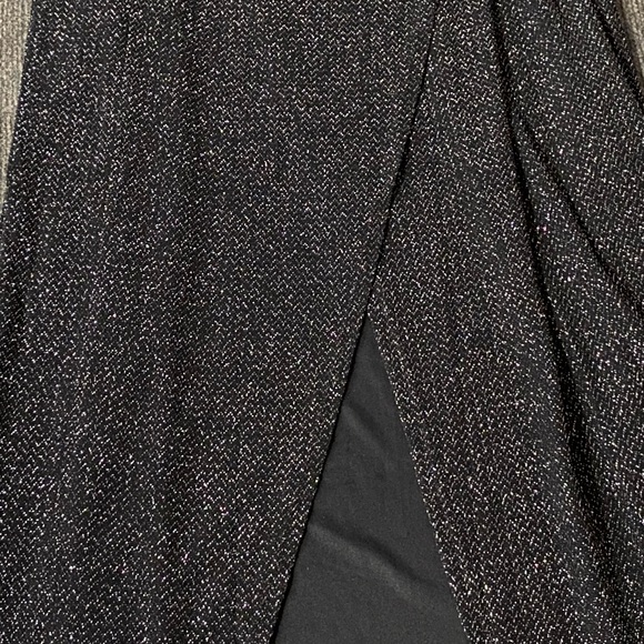 Beautiful low cut wrap design dress with shimmer and slit - Picture 3 of 6